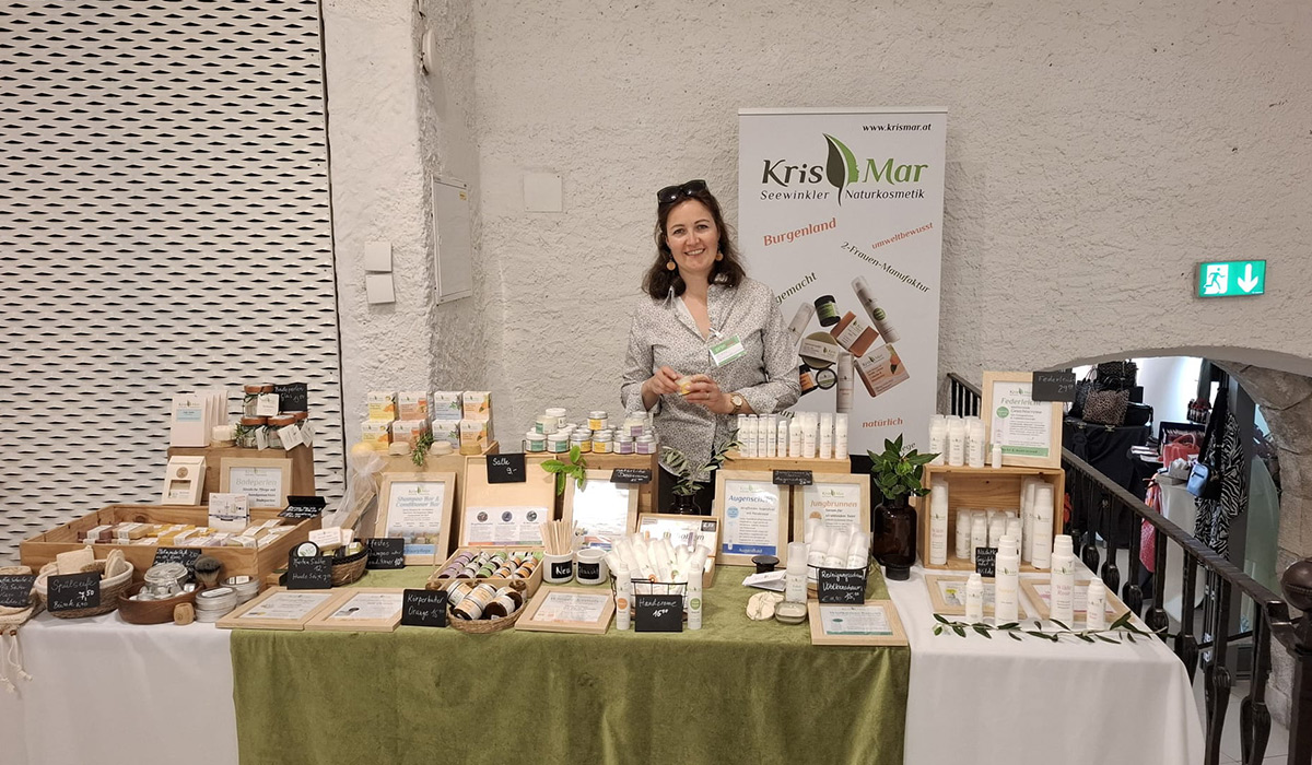 Kristina Szücs am Marktstand mit KrisMar Produkten