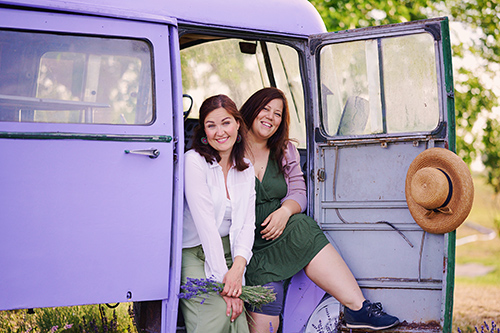 Kristina & Martina, die Gründerinnen von KrisMar im lila Bus am Lavendelfeld