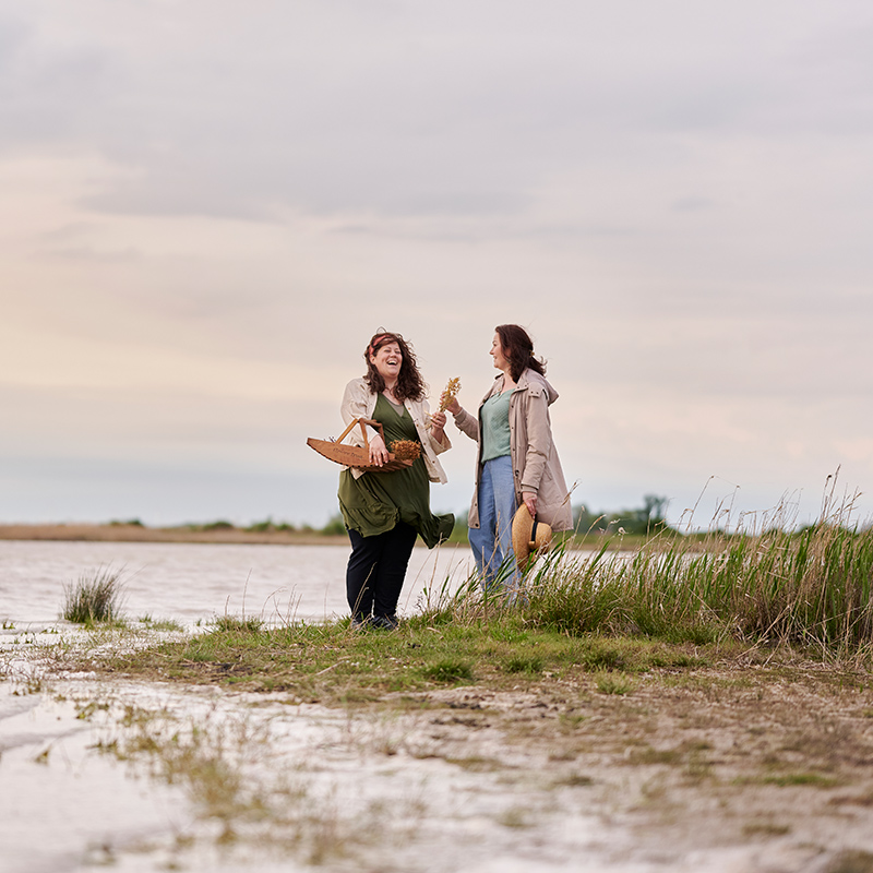 Martina Unger und Kristina Szücz, die Gründerinnen von KrisMar, im Seewinkel unterwegs