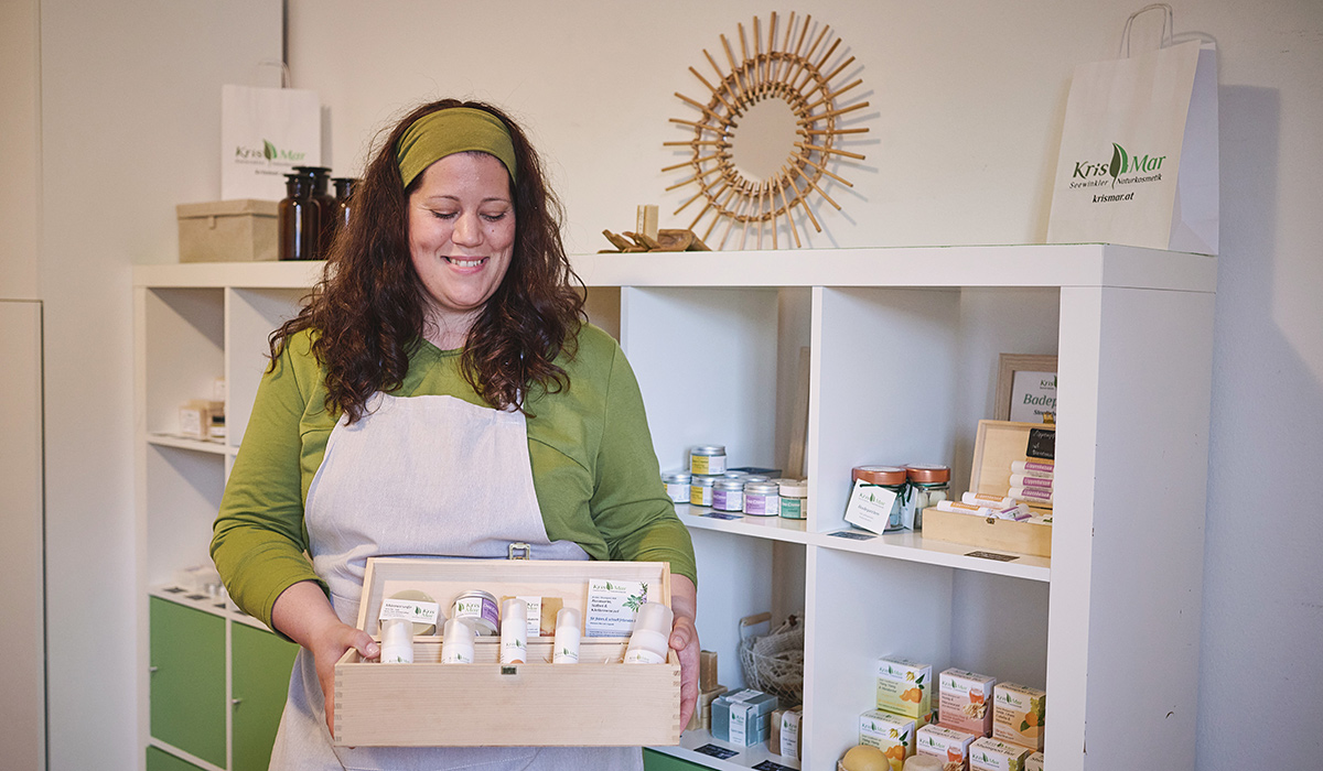 Martina mit Produkten beim Ab-Hof-Verkauf in der KrisMar Naturkosmetik Manufaktur