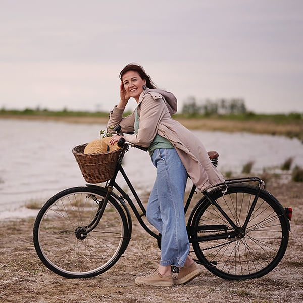 Kristina Szücs, Gründerin von KrisMar, mit Fahrrad im Seewinkel