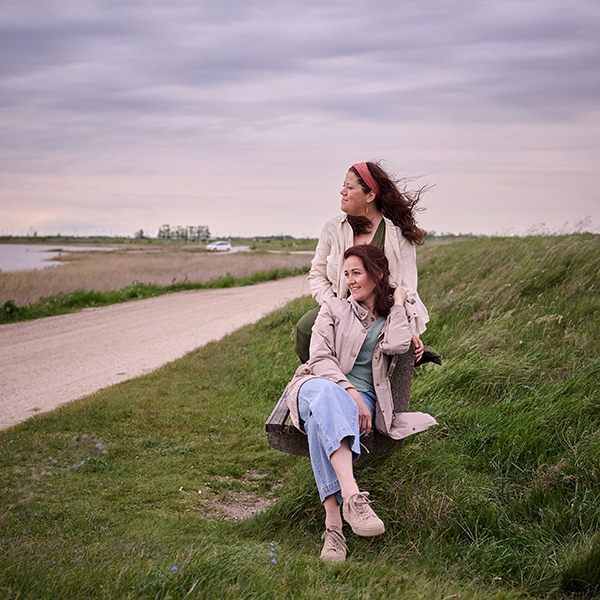 Martina Unger und Kristina Szücz, die Gründerinnen von KrisMar, im Seewinkel auf einer Bank