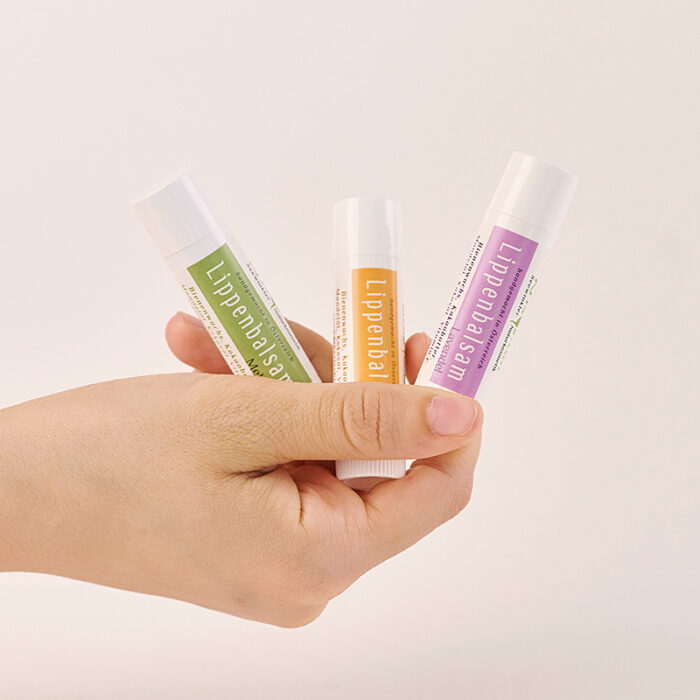 KrisMar Lippenbalsame in Hand
