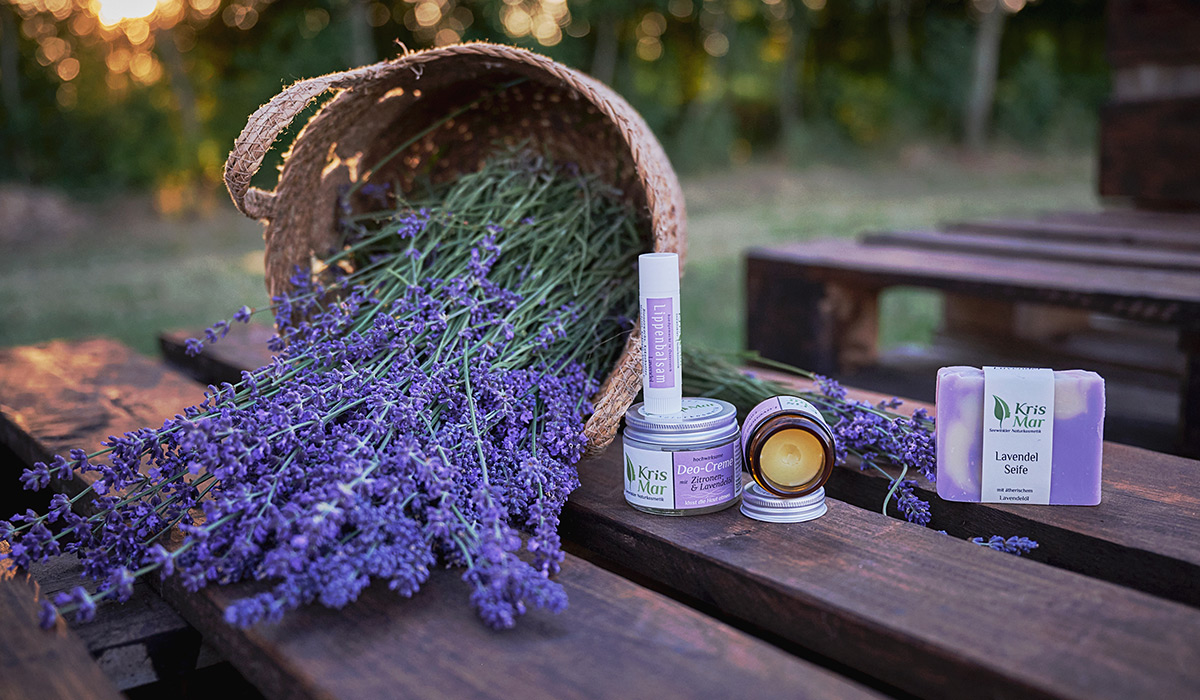 KrisMar Lavendelprodukte & Lavendel auf Holztisch